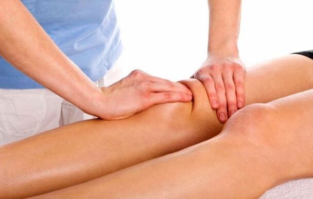 El masaje de la articulación de la rodilla ayudará a aliviar las manifestaciones de la osteoartritis de la rodilla. 