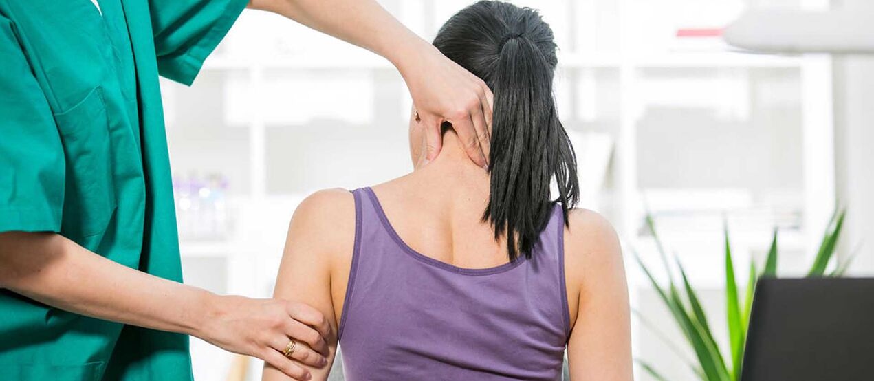 Un médico examina al paciente con dolor de cuello